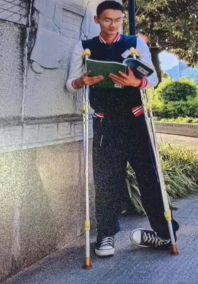 痛惜!凉山"拄拐少年"被宁夏大学录取,录取通知书送达时他已因病离世