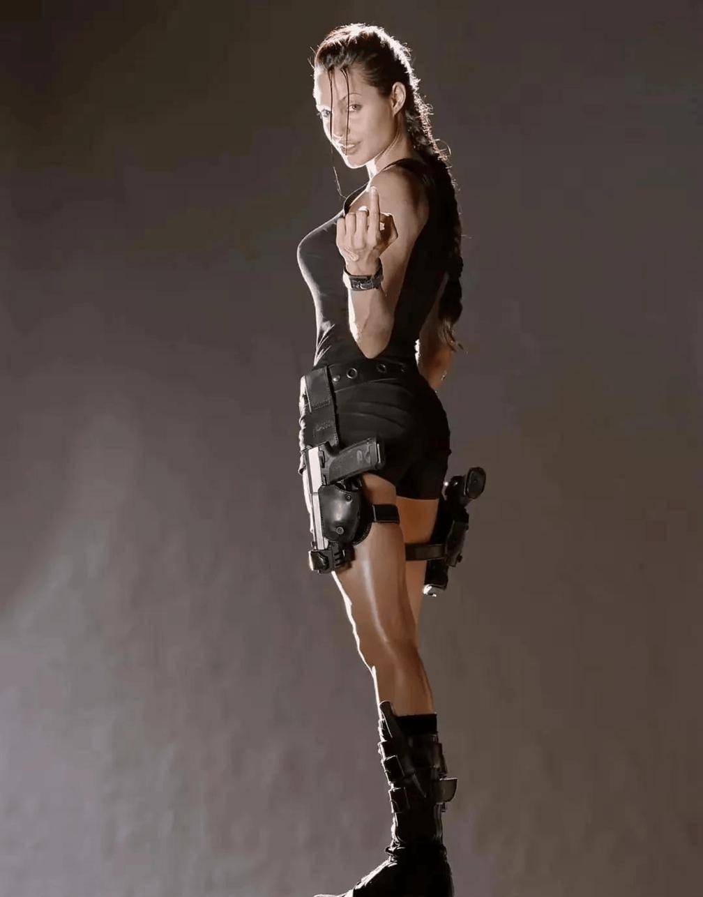 《古墓丽影》:游戏改编电影的里程碑与时代印记