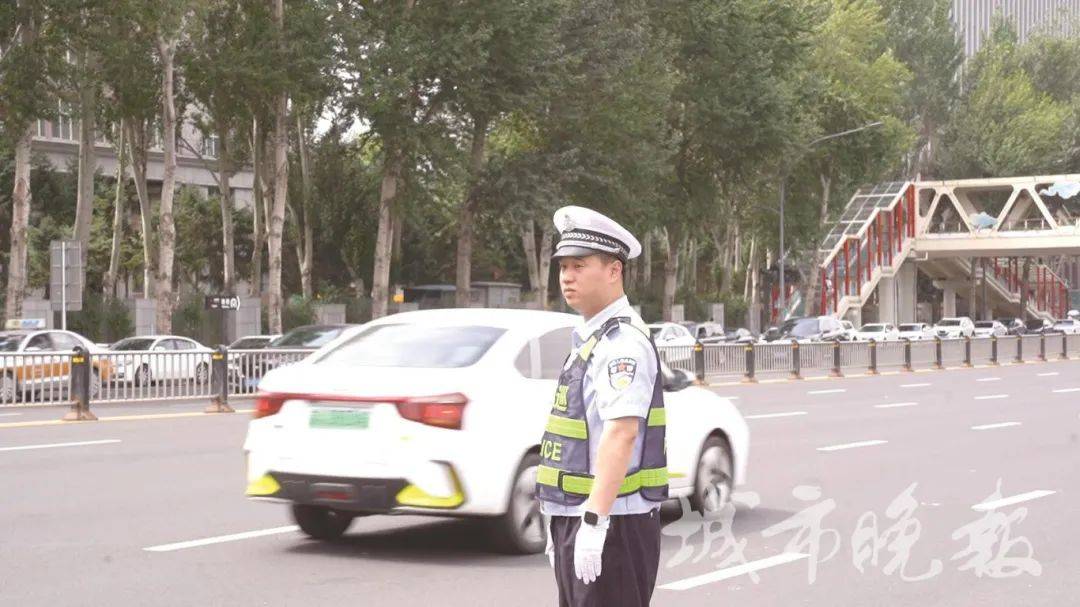 事发长春动植物公园！执勤交警被监控拍到，网友纷纷点赞！