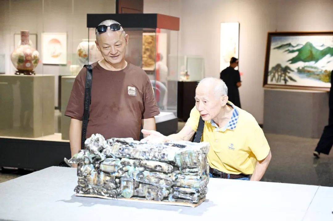 纪念中国人民抗日战争暨世界反法西斯战争胜利80周年主题陶瓷展在景德镇美术馆开幕