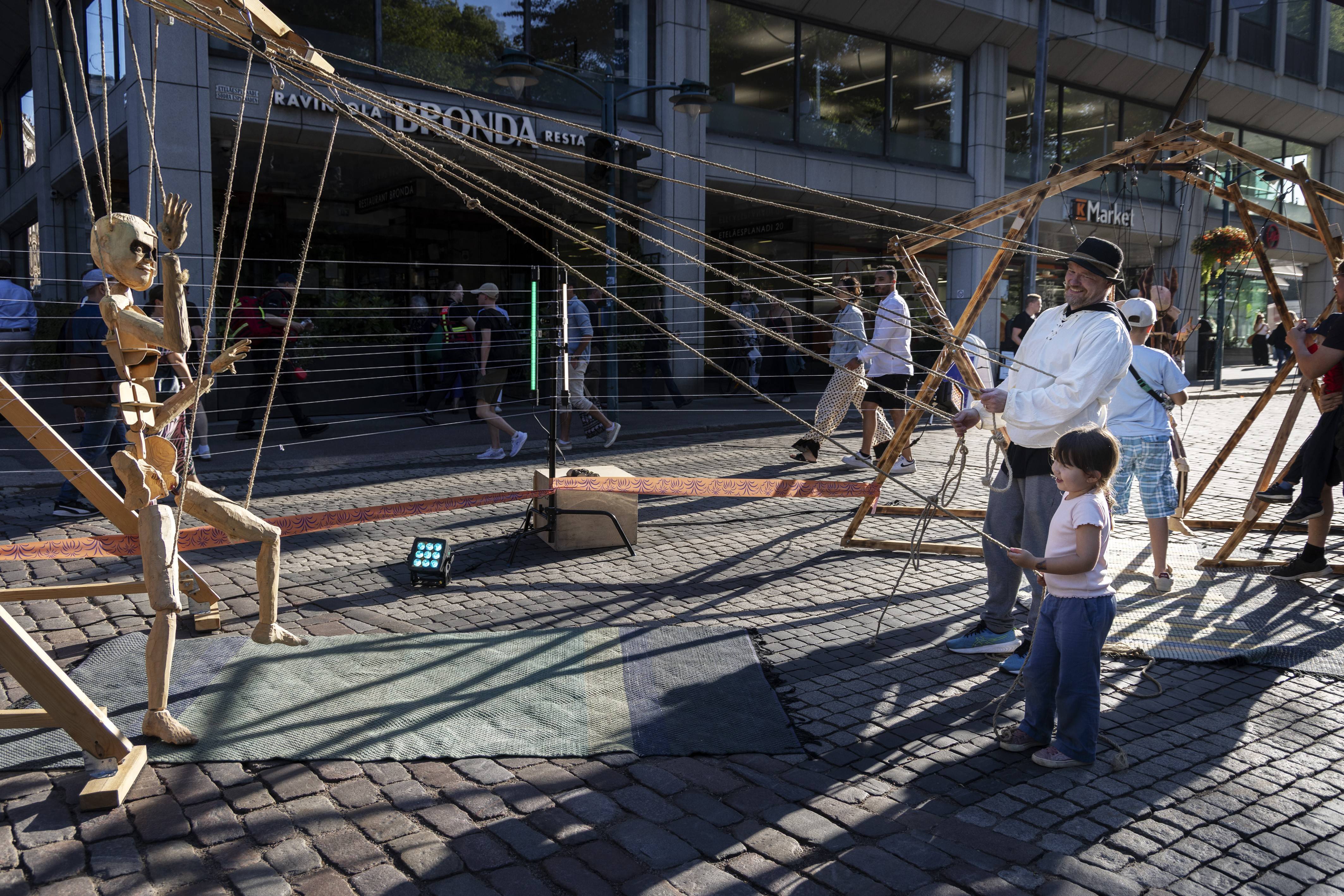 芬兰赫尔辛基举行“艺术之夜”活动
