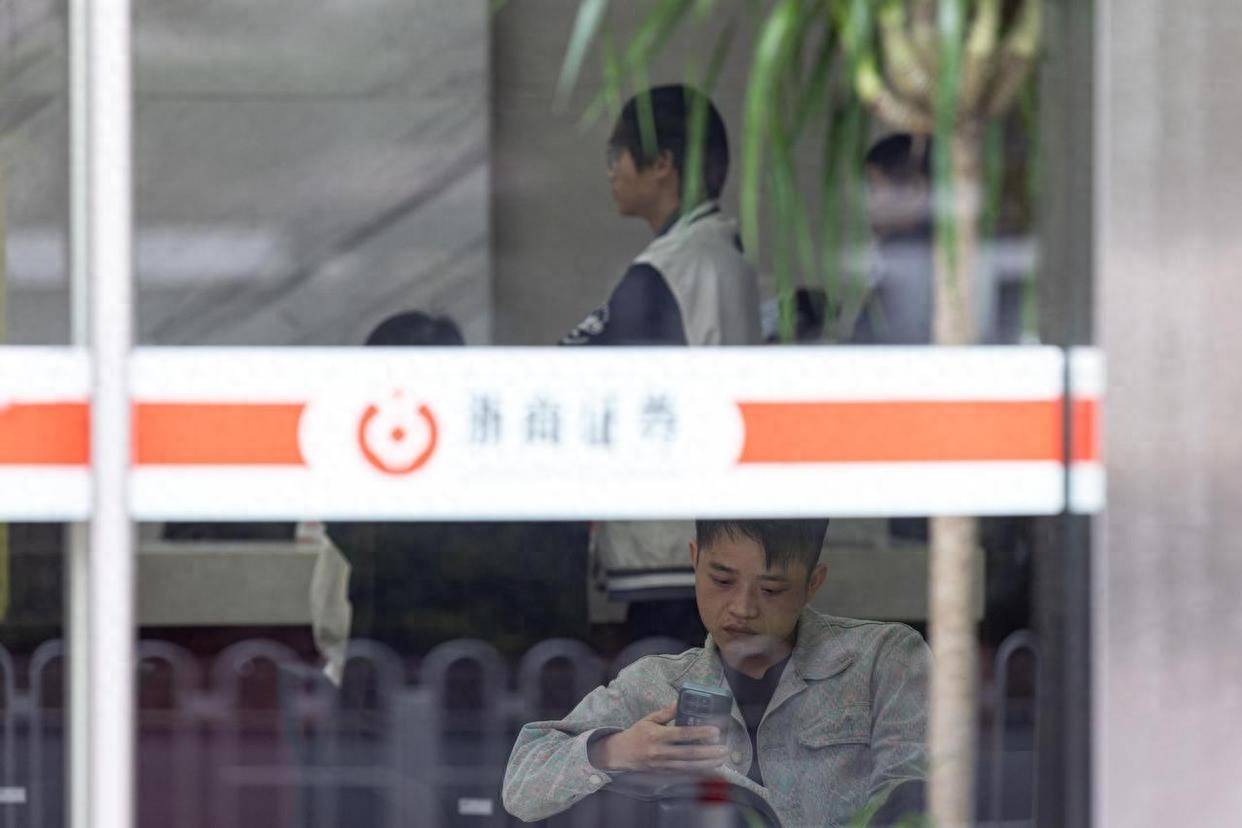 “恋爱都不想谈了” 新股民跑步入场