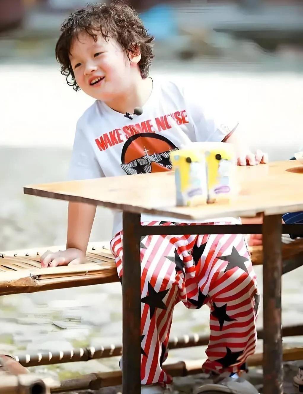 新加坡偶遇冉莹颖一家,带3个儿子出游好幸福,邹明轩比妈妈高了