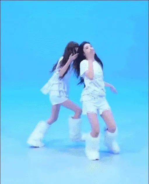 韩女团“奇葩编舞”引关注，互相抓住对方头部，同时扭转身体 插图4