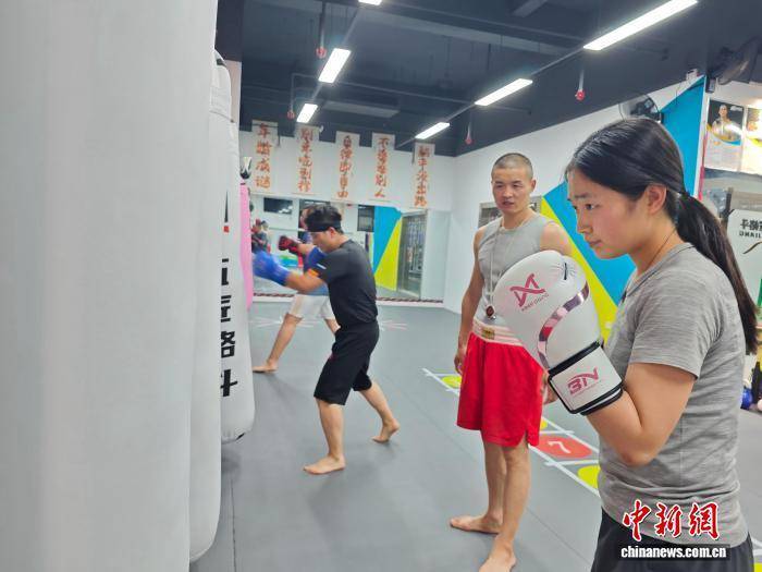西安持续高温 民众“昼伏夜出”健身忙