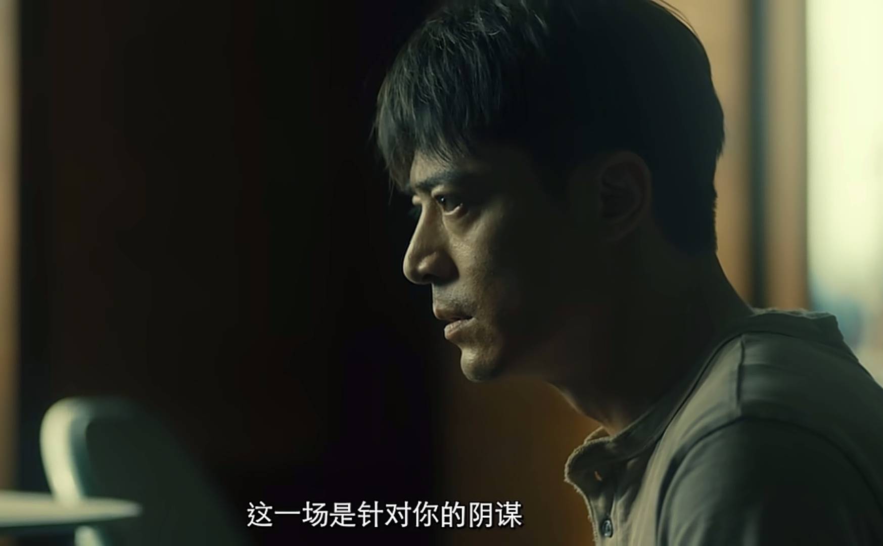 陷入疯狂的情绪里,发誓要找出真凶,亲自进入案发现场的房间里,眼前的