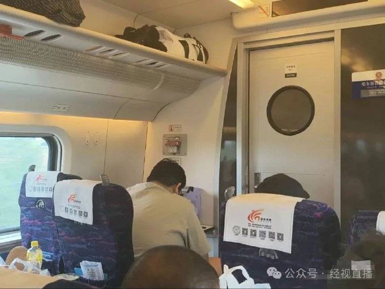 乘客吐槽高铁邻座400斤男子致拥挤，12306回应：建议现场协商换座
