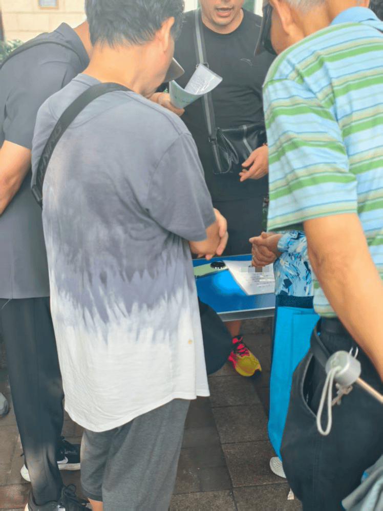 人声鼎沸！“马路股市沙龙”又火了，有老股民全仓券商股！“等了10个月，终于大赚了！”