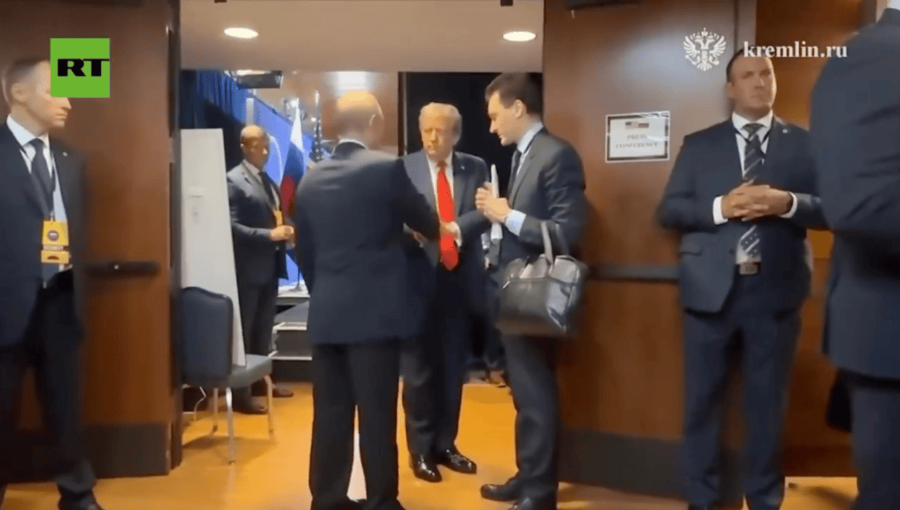 俄媒公布“普特会”幕后视频：特朗普与普京“轻松闲聊”，还与俄罗斯翻译握手 -华闻时空