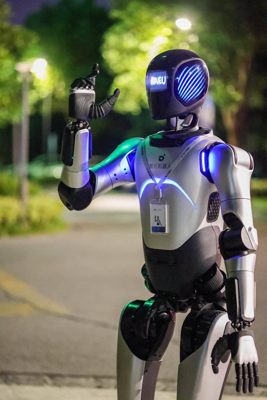 智元远征a2人形机器人高温citywalk挑战成功,开启商业化新篇章