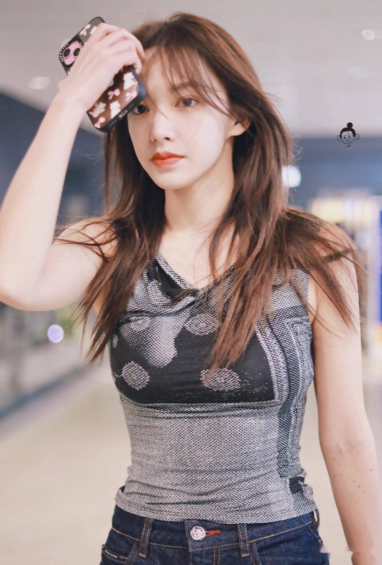 程潇身材瘦而不柴穿衣新潮网纱紧身衣牛仔裤赚足回头率