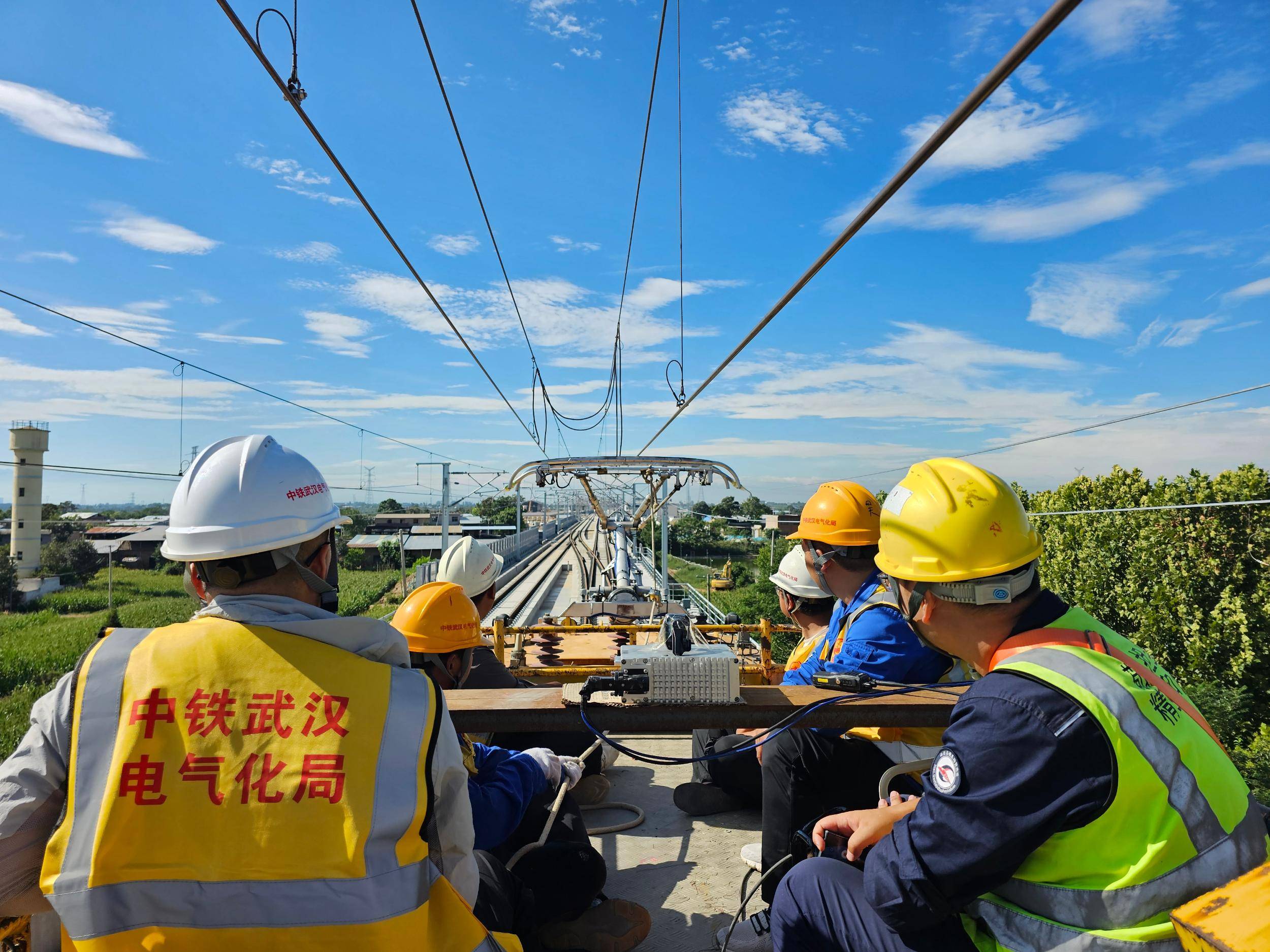新华社权威快报丨高铁开进延安！西延高铁开通运营