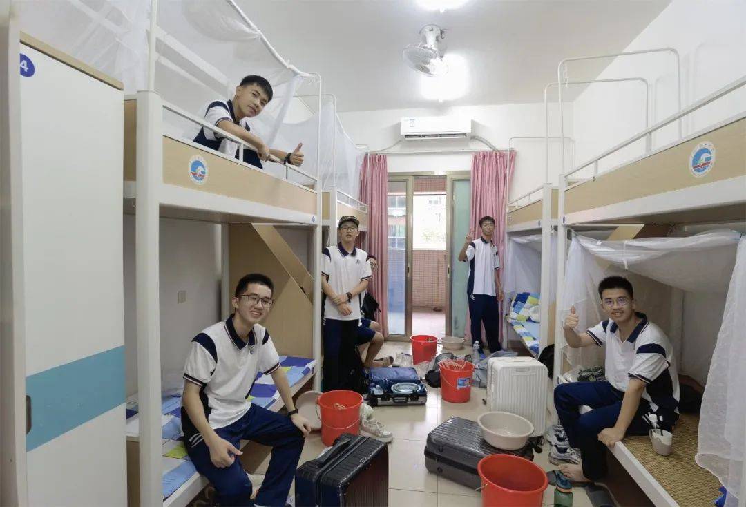 温暖的宿舍时光承铁一精神,启卓越征程军训期间,黄建武副校长给同学们