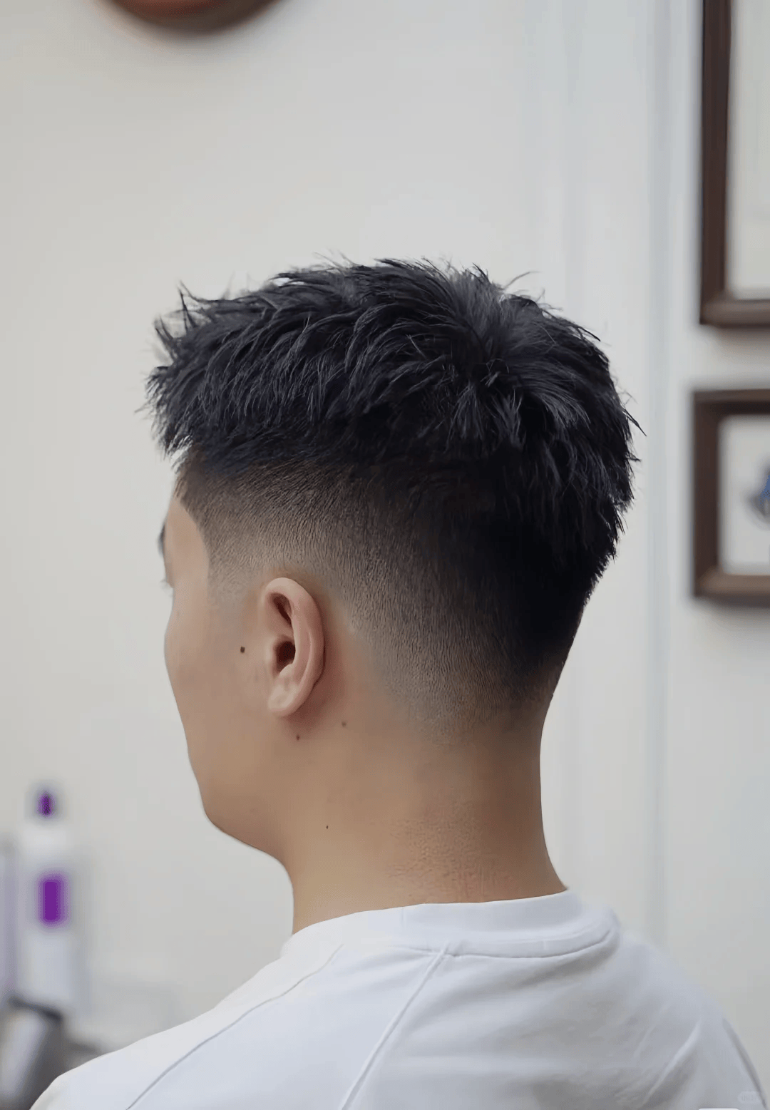 男生夏天必剪短发,展现出男性的阳刚之气