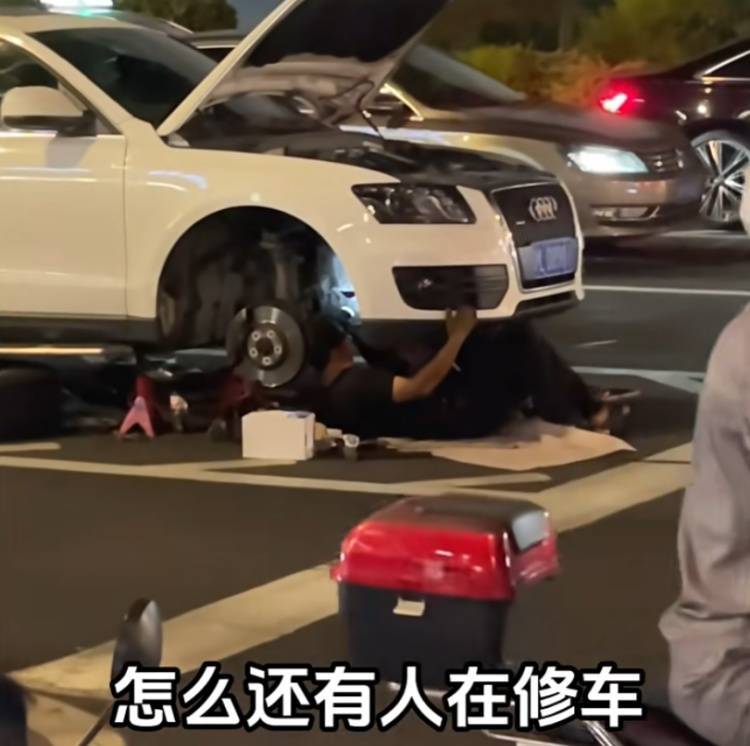 离谱！事发上海闹市区，男子直接躺在路口！路人都看不下去