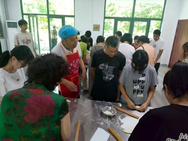 文化书院进行时 | 中式糕点制作培训课在翡翠园社区上演，让居民从“舌尖”暖到“心间”