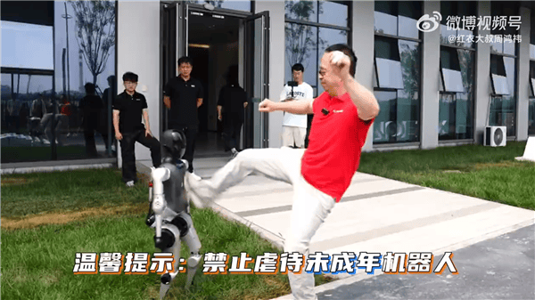 周鸿祎踢机器人引热议，人形机器人展现高仿真技术实力