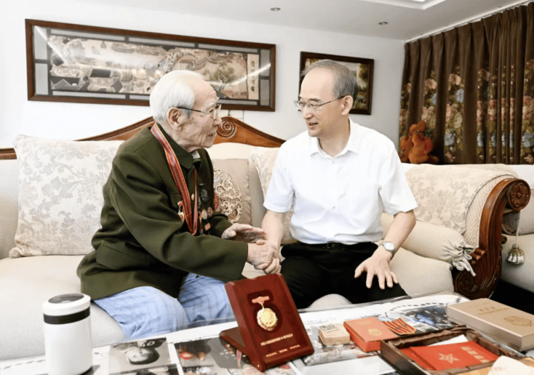 吉林省委书记慰问朱开富