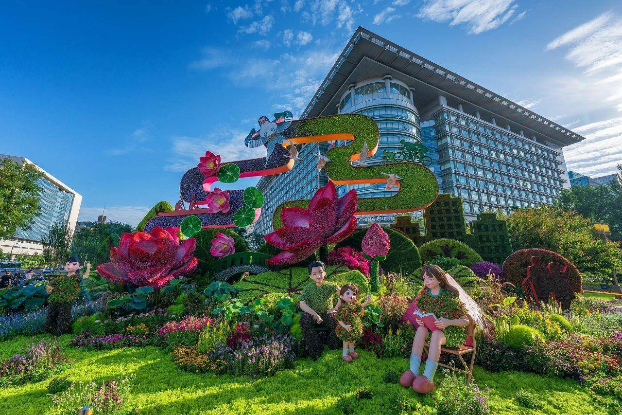 纪念抗战胜利80周年主题花坛亮相