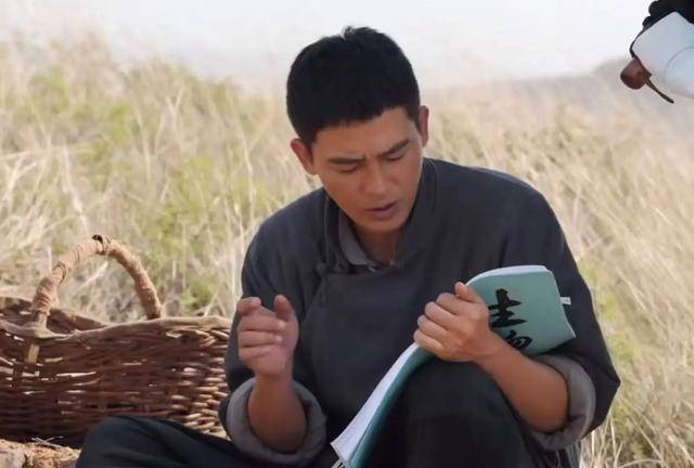 身上8处纹身还演农民？央视《生万物》闭眼选角，张艺谋真说对了