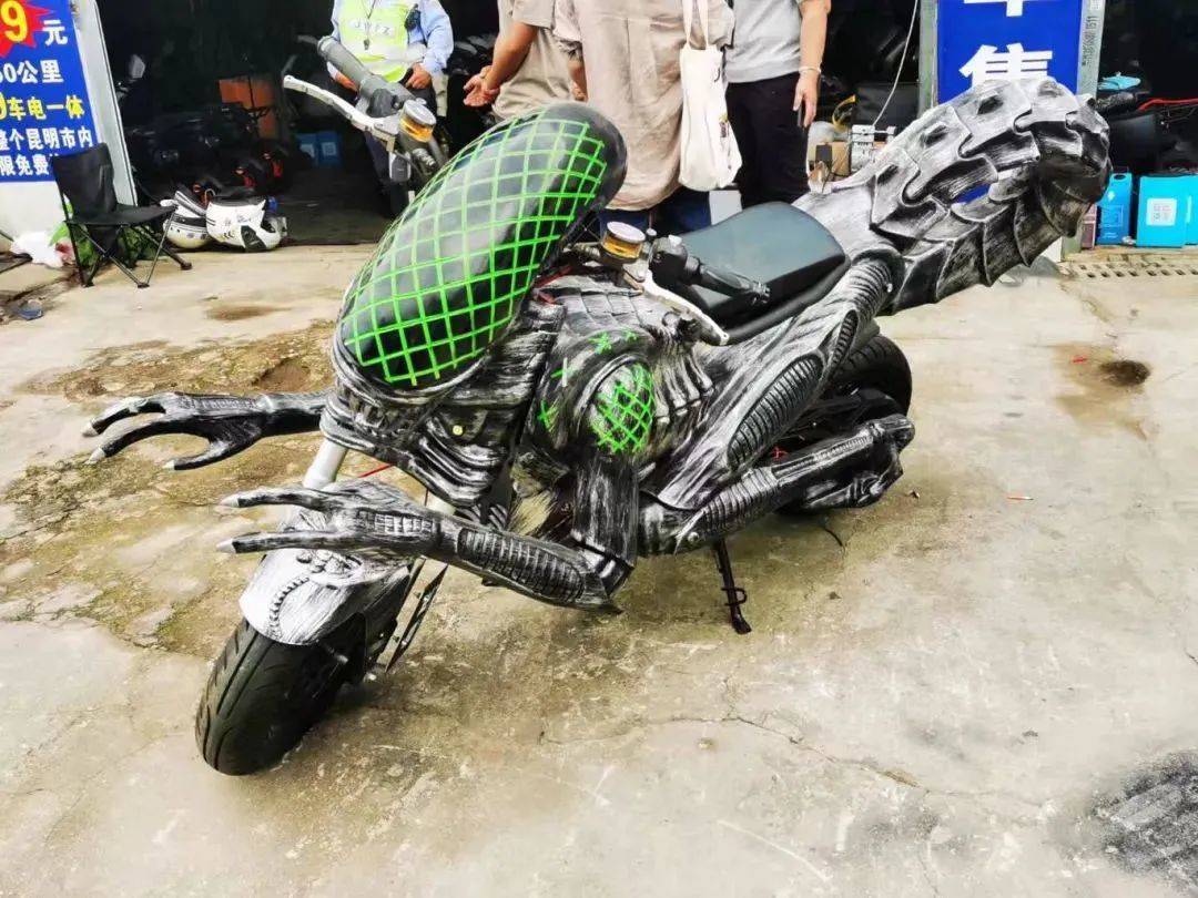 昆明街头惊现“异形”？警方：拿下！