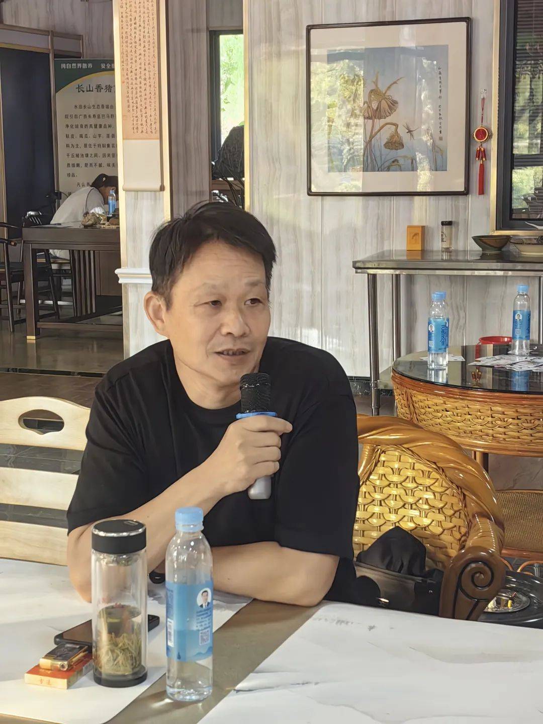 高温难抵诗心炽热:诗人张作梗与扬州诗友草庐畅谈