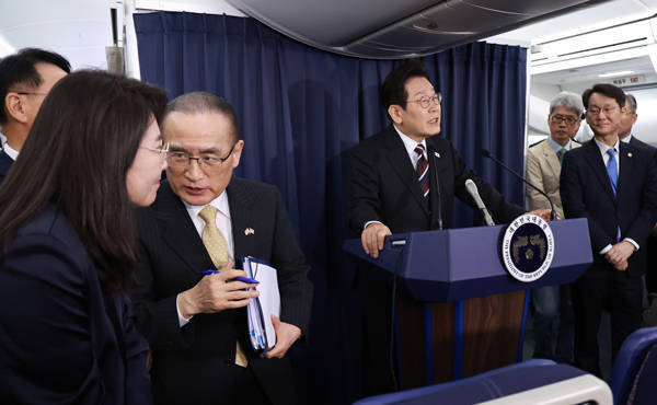 美韩元首30分钟会谈将向媒体开放，韩媒担忧：特朗普或公开施压 -华闻时空