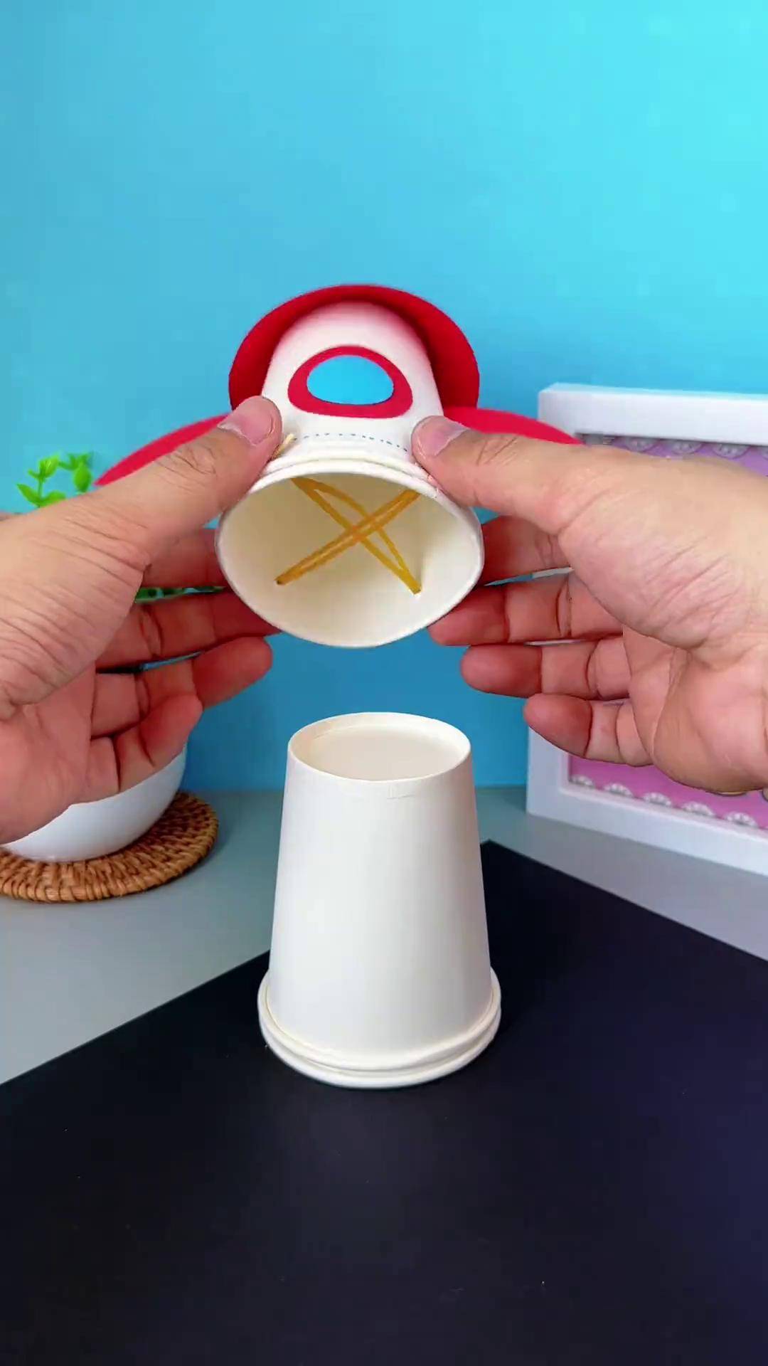 马上就要八一建军节了,用纸杯来做好玩的火箭吧,和孩子比比谁飞的更高
