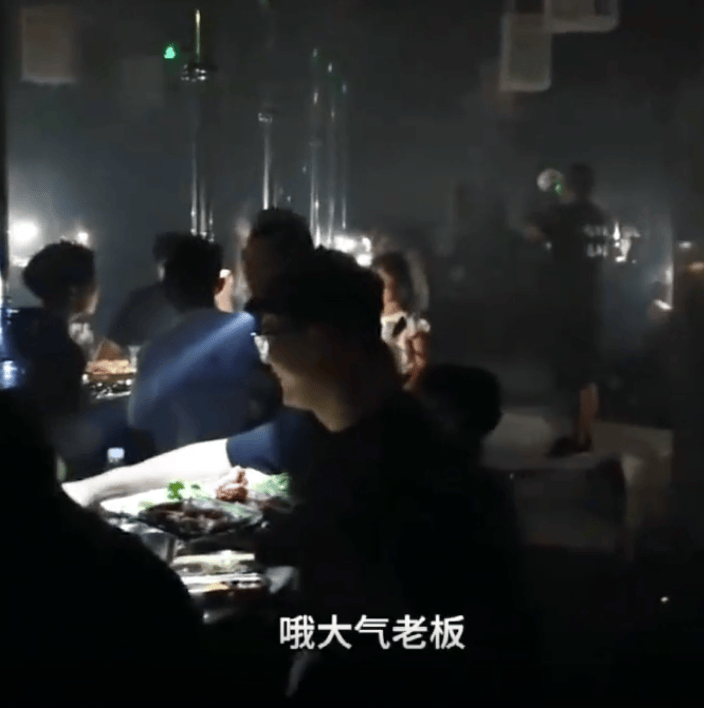 湖北宜昌一烤肉店突发停电，老板决定全场免单并免费打包