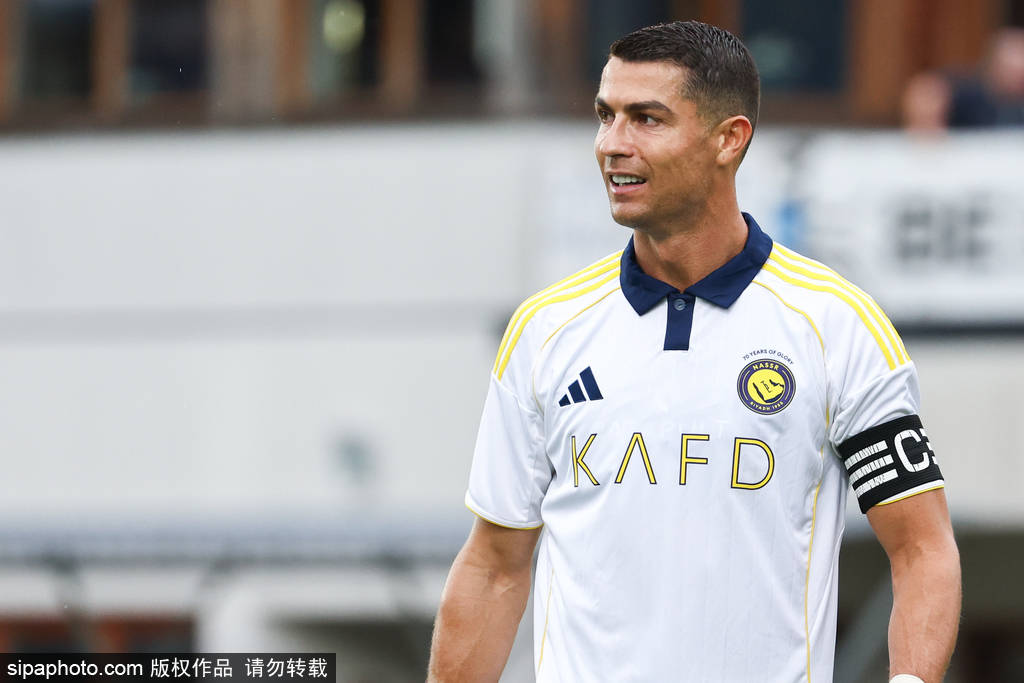 梅西与C罗FC26评分曝光:数据背后的传奇故事与竞技精神