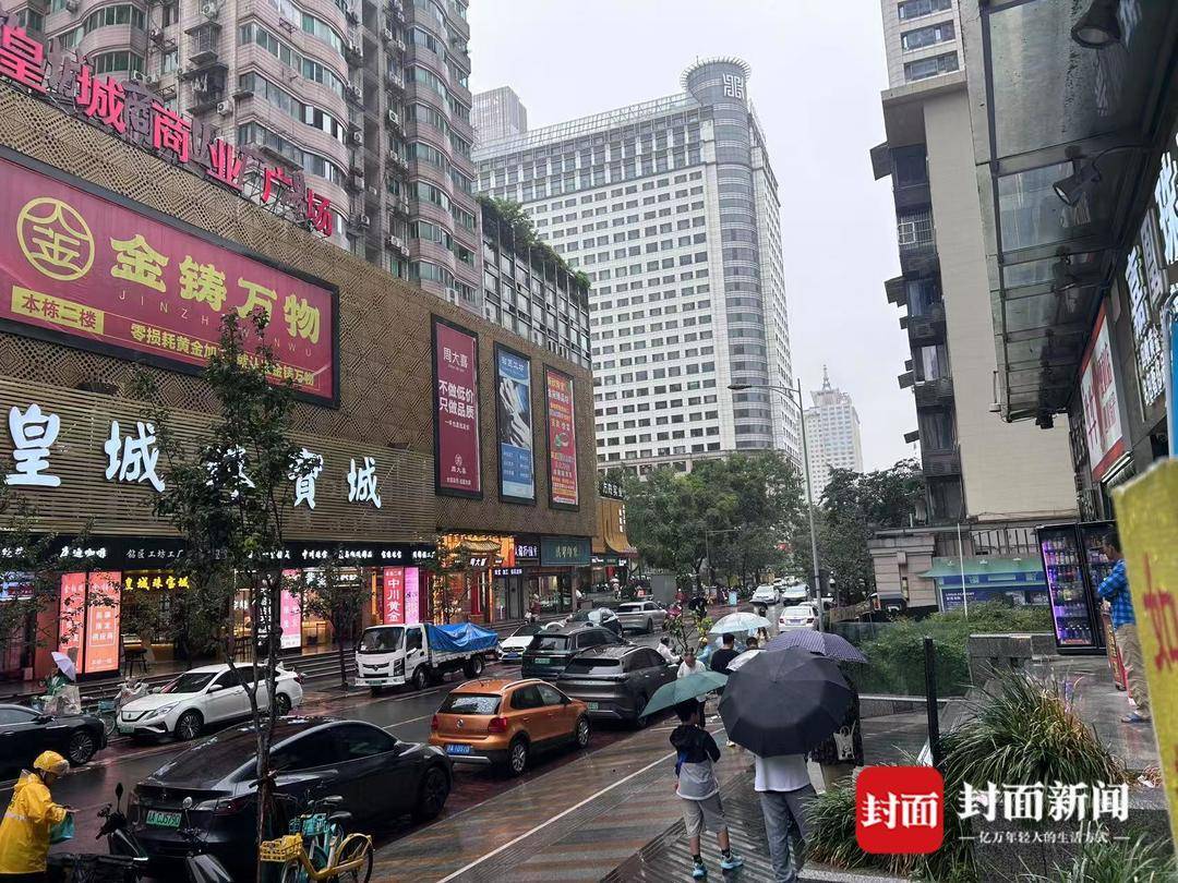 伟德国际七夕节记者探访成都珠宝市场：钻戒五折少有人问 还有商家封存货柜待回暖