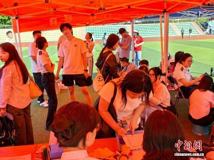 辽宁大连：在海上漂流36小时的“奇迹女孩”考上大连海事大学