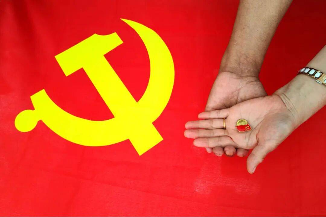 那吉镇幸福社区联合民政局共同举办"我们的节日"主题活动,在鲜红党旗