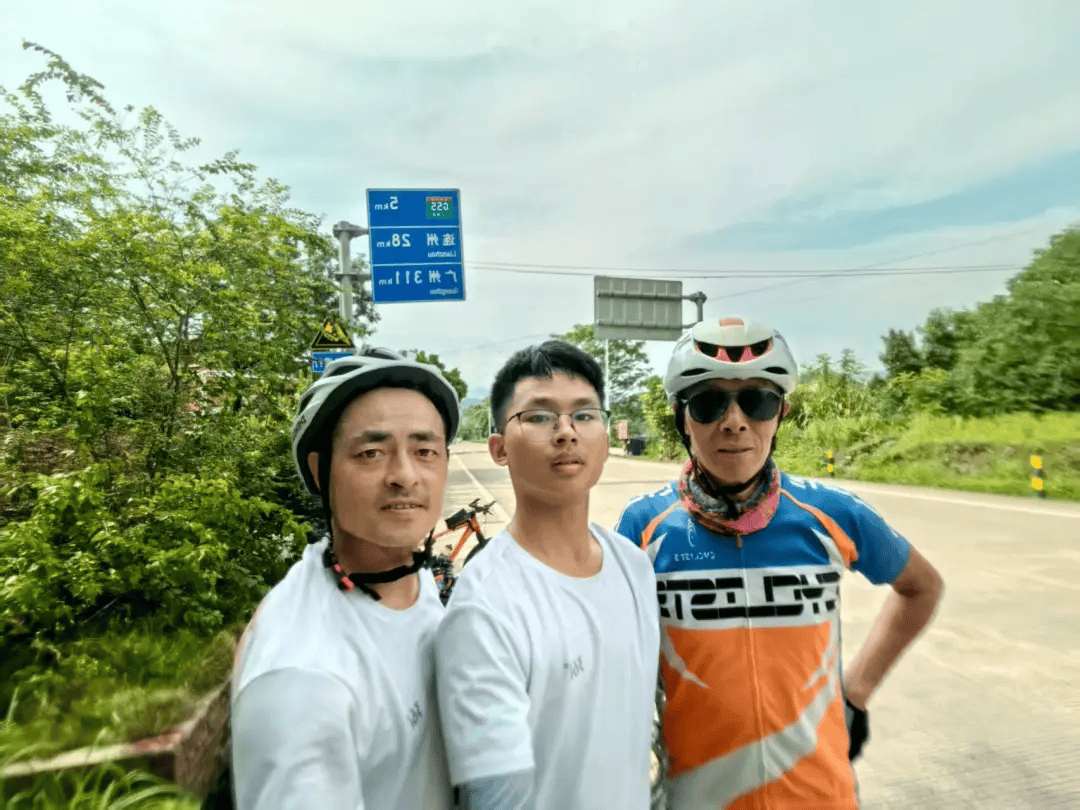 15岁儿子考上高中，41岁湖南爸爸奖励他千公里骑行，花了10天从东莞骑回怀化，一路被好心人投喂