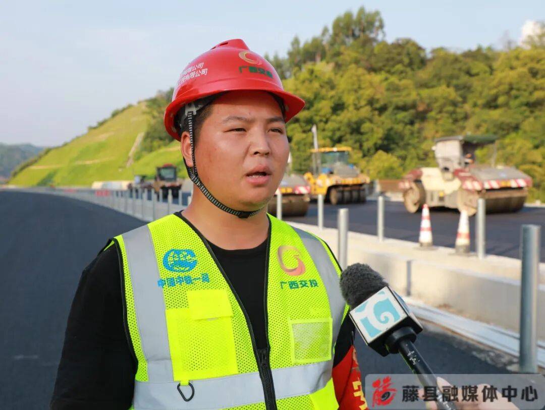 经岑溪这条高速摊铺沥青施工中预计年底通车