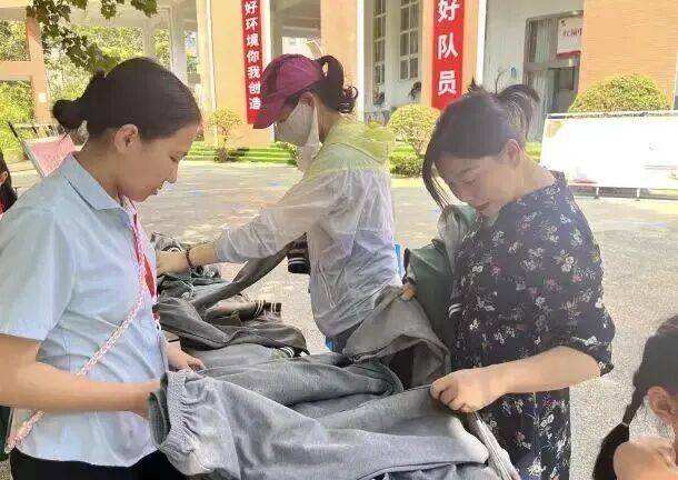 一小学发放“免费校服”，网友：建议全面推广