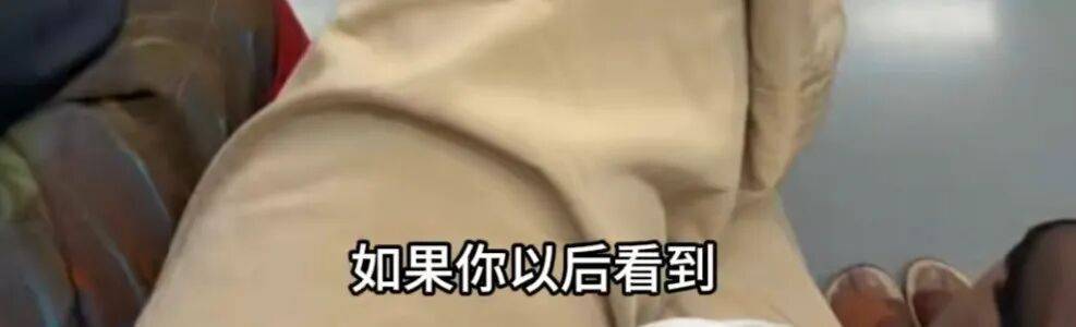 事发上海地铁！70岁阿姨霸气掏出一沓现金，硬塞给陌生人！网友热议