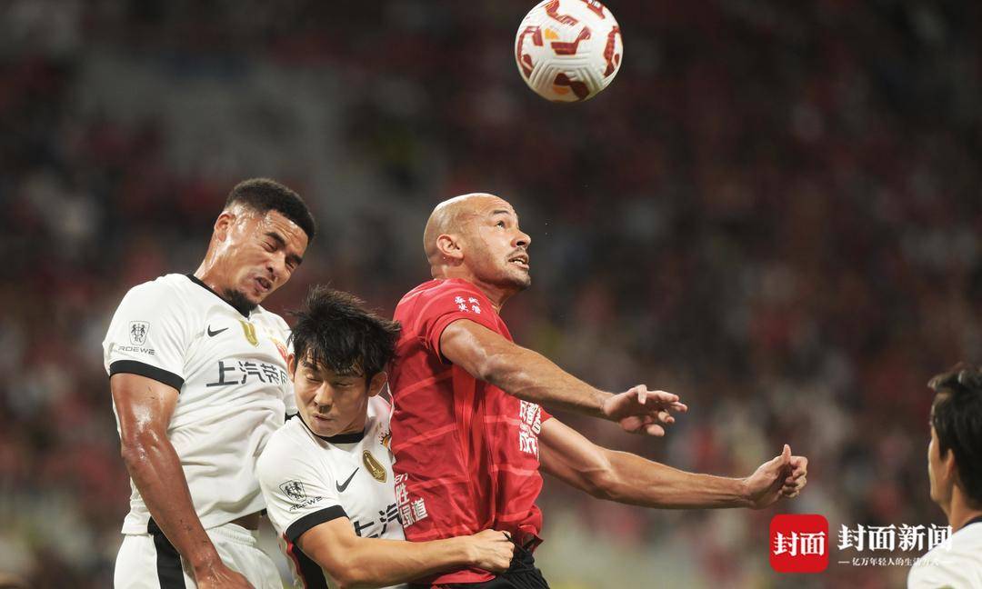 中超“双红会” 成都蓉城4-1大胜上海海港跃居积分榜首