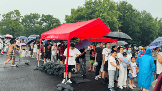 刘强东回乡48小时：吃烧烤、看球赛，为自家超市站台