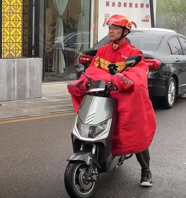 刘强东吃大排档，用塑料大碗喝散装白酒，京圈前女友肠子都悔青了