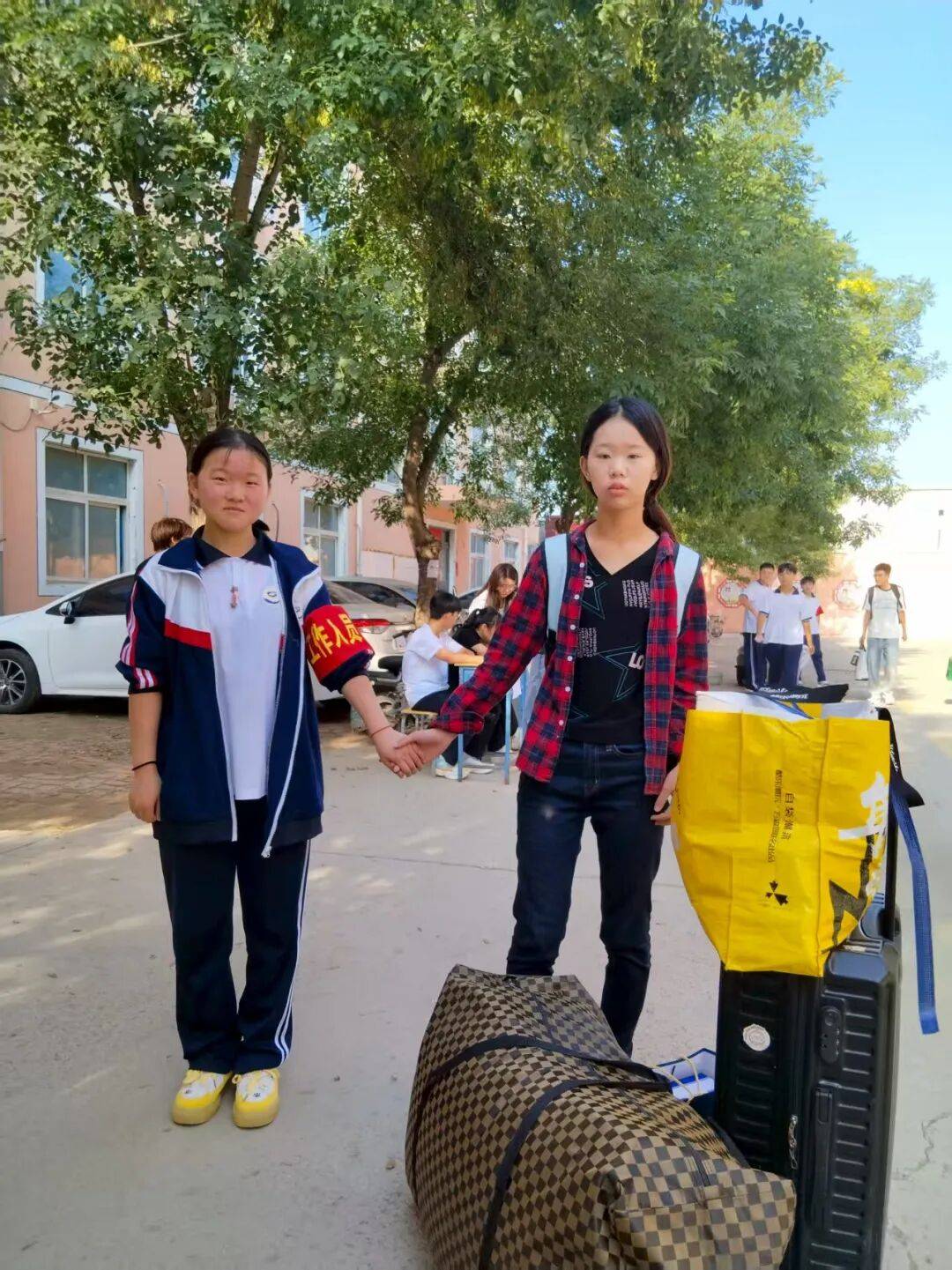各班主任带着甜甜的微笑热情地迎接同学的到来