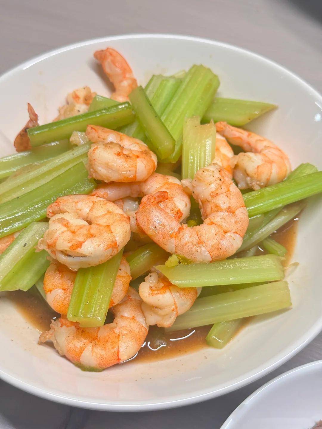 炒虾仁不老有诀窍,简单家常做,新手也能炒出 q 弹感