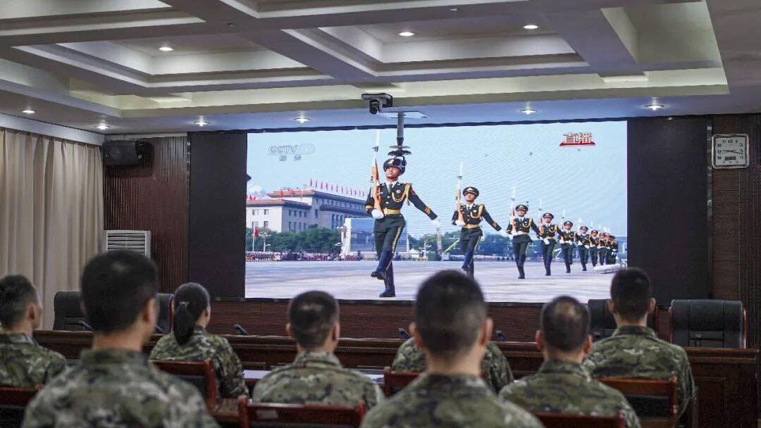 武警部队官兵收听收看纪念中国人民抗日战争暨世界反法西斯战争胜利80周年大会