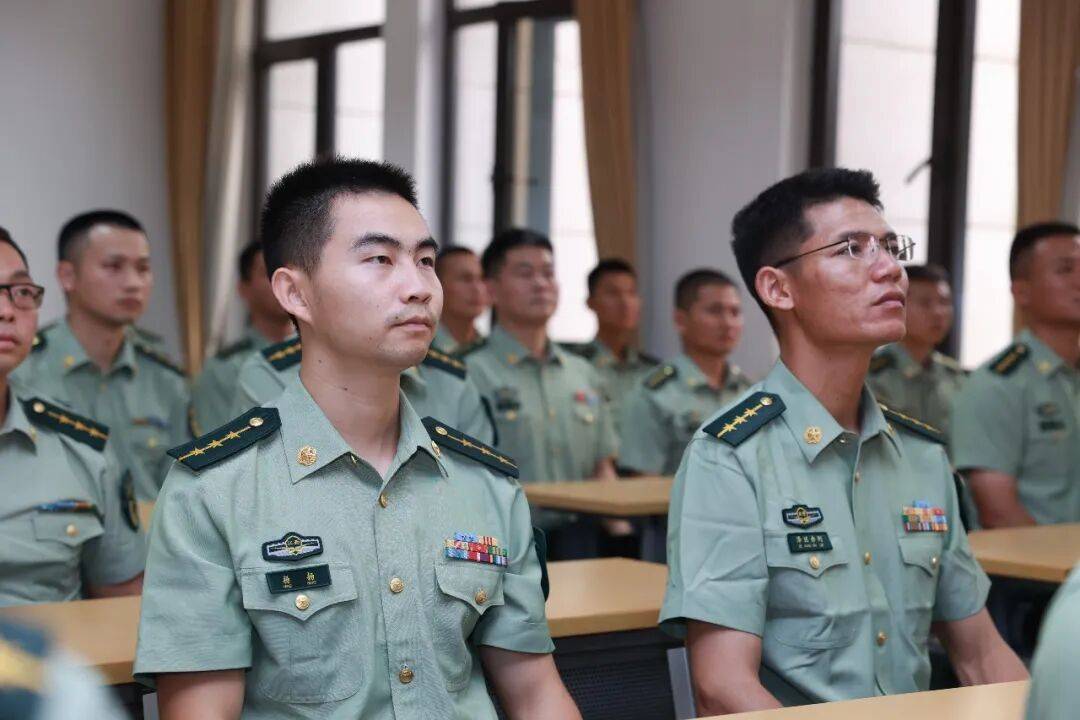 武警部队官兵收听收看纪念中国人民抗日战争暨世界反法西斯战争胜利80周年大会