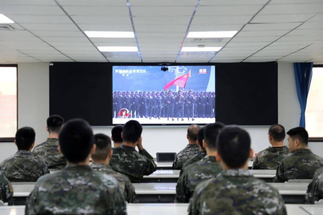 武警部队官兵收听收看纪念中国人民抗日战争暨世界反法西斯战争胜利80周年大会