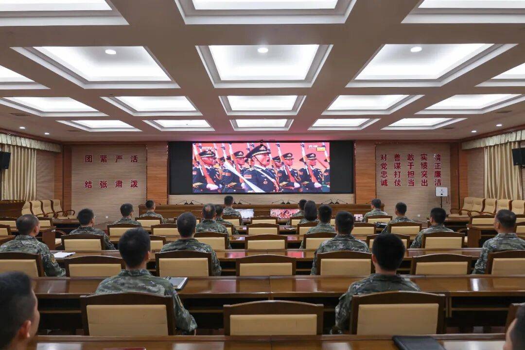 武警部队官兵收听收看纪念中国人民抗日战争暨世界反法西斯战争胜利80周年大会