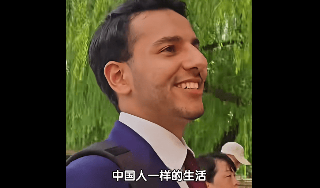 伊拉克籍记者看阅兵后，忍不住哭泣：特别希望中东能实现和平，过上像中国人一样的生活