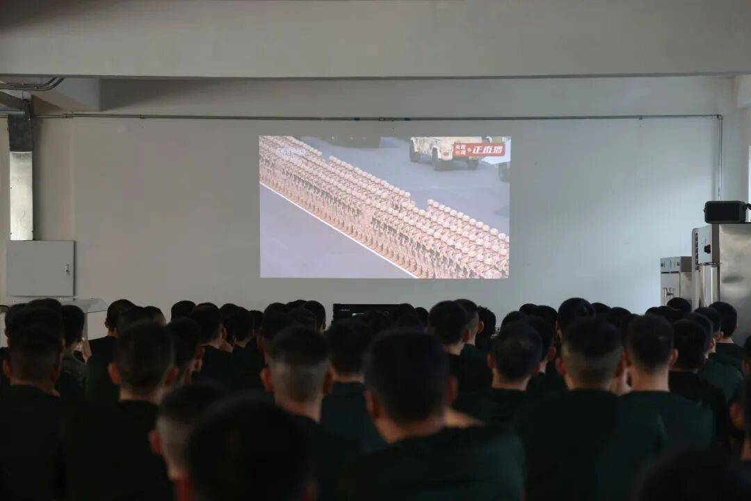 武警部队官兵收听收看纪念中国人民抗日战争暨世界反法西斯战争胜利80周年大会