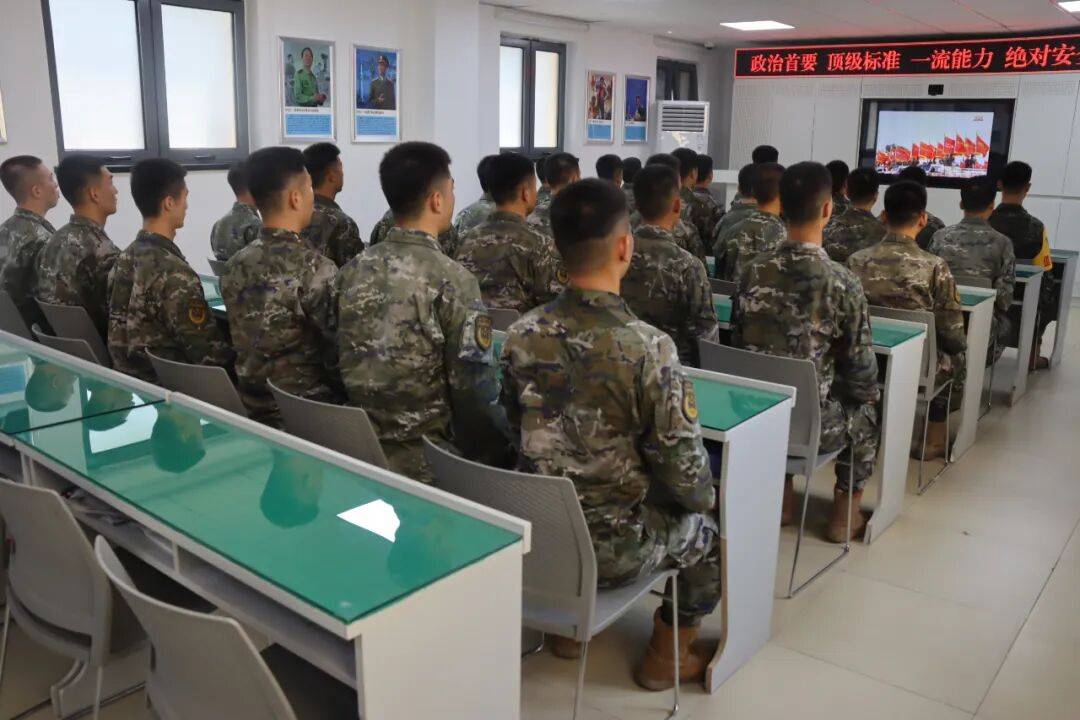 武警部队官兵收听收看纪念中国人民抗日战争暨世界反法西斯战争胜利80周年大会