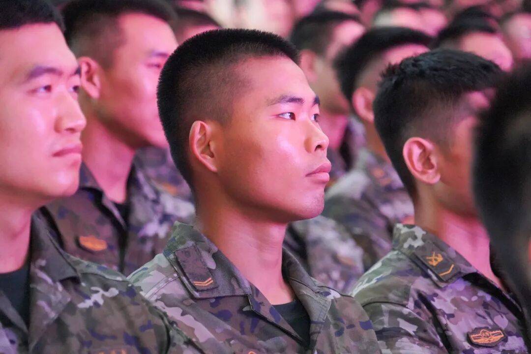 武警部队官兵收听收看纪念中国人民抗日战争暨世界反法西斯战争胜利80周年大会